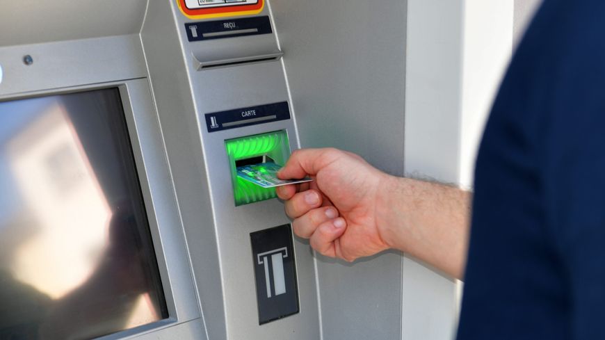 Attention distributeurs piégés : les nouvelles techniques quasi  indétectables pour pirater votre carte bancaire quand vous retirez des  billets