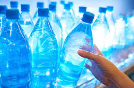 Révélations sur l'eau en bouteille filtrée illégalement: quelles